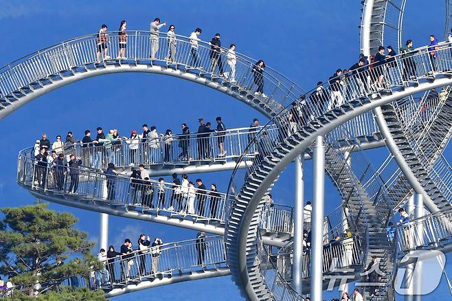 3일 오후 경북 포항시 북구 환호공원 스페이스워크에서 관광객들이 연휴를 보내고 있다. 2025.5.3/뉴스1 ⓒ News1 최창호 기자