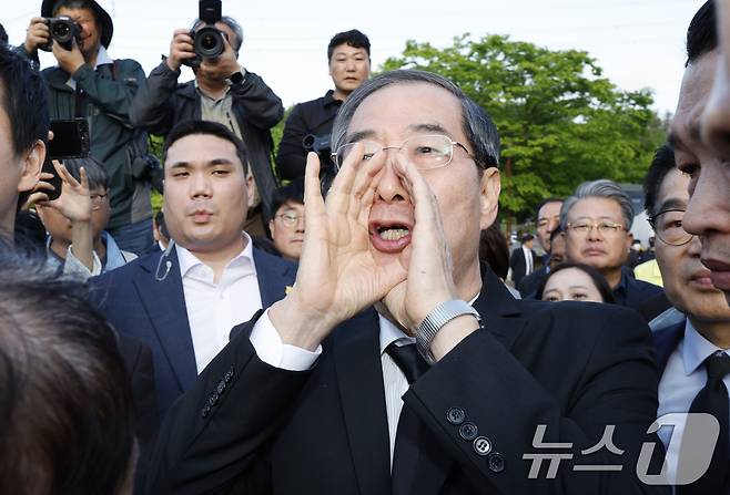 한덕수 전 국무총리가 2일 오후 광주시 국립5.18민주묘역에 참배하려다 시민단체 반발로 입장이 막히자 "나도 호남사람입니다"라고 외치고 있다. 2025.5.2/뉴스1 ⓒ News1 김태성 기자