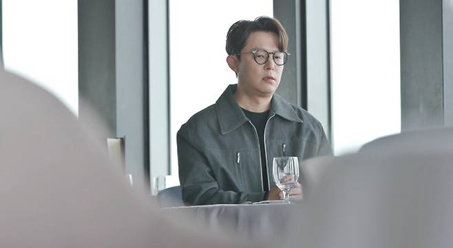 5월 4일 방송될 SBS 예능 프로그램 ‘미운 우리 새끼’ (미우새)에서는 H.O.T 출신 가수 토니안이 오랜만에 소개팅에 나서는 모습이 공개될 예정이다. 소개팅 상대는 과거 성룡과 영화에 함께 출연했던 중국 유명 여배우로, 두 사람의 만남은 시작 전부터 스튜디오를 술렁이게 만들었다. 서울 도심이 내려다보이는 고급 레스토랑에서 진행된 이번 만남은 설레는 봄 분위기와 어우러져 더욱 특별함을 더했고, 토니안은 긴장한 표정 속에서도 정성을 다해 상대를 배려하는 모습으로 눈길을 끌었다. 특히 중국어로 준비한 인사말을 건네고, 대화 중 상대의 손을 잡는 등 적극적인 모습을 보여 母벤져스를 포함한 출연진의 열렬한 응원을 받았다. 더욱이 소개팅 도중 두 사람 사이에 과거 만남이 있었다는 깜짝 고백이 더해져, 이번 방송이 어떤 방향으로 흘러갈지 기대를 모으고 있다.