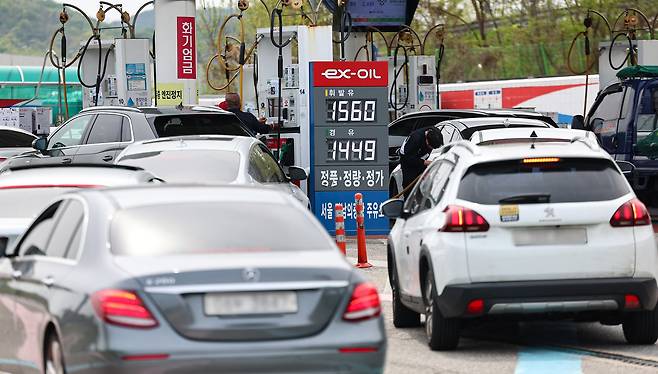 지난달 27일 서울 서초구 경부고속도로 만남의광장 서주유소에 시민들이 주유를 하고 있다. /뉴스1