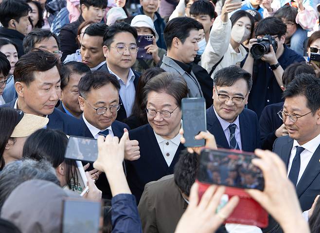 '골목골목 경청투어 : 단양팔경편'에 나선 이재명 더불어민주당 대통령 후보가 4일 오후 충북 제천 구 의림지에서 시민들과 인사를 하고 있다./뉴스1