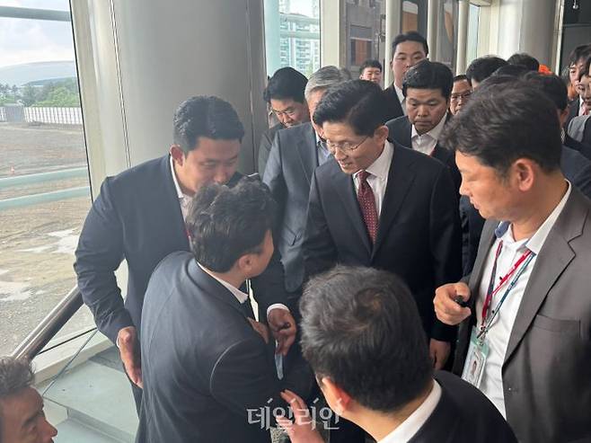 김문수 국민의힘 대선 후보가 3일 경기 일산 킨텍스 내 위치한 국민의힘 전당대회 후보자 대기실 인근에서 지지자들에게 둘러싸여 있다. ⓒ데일리안 오수진 기자