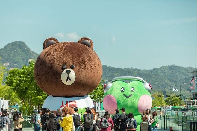 광화문 광장에 등장한 라인프렌즈 오리지널 캐릭터 브라운(BROWN) & 미니니 레니니(lenini) 메가 벌룬ⓒIPX