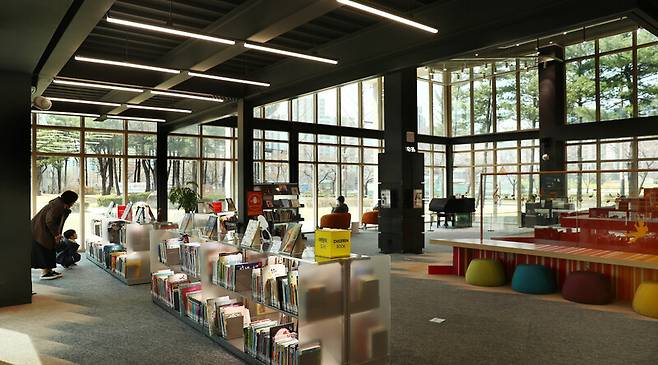 의정부 경전철 발곡역 인근 ‘장암발곡근린공원’에 있는 ‘의정부음악도서관’은 창에서 쏟아지는 햇살과 너른 실내가 매력적이어서 찾는 이가 점점 늘고 있다. 박미향 기자