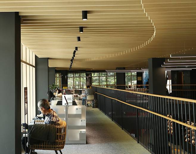 의정부 경전철 발곡역 인근 ‘장암발곡근린공원’에 있는 ‘의정부음악도서관’은 창에서 쏟아지는 햇살과 너른 실내가 매력적이어서 찾는 이가 점점 늘고 있다. 박미향 기자