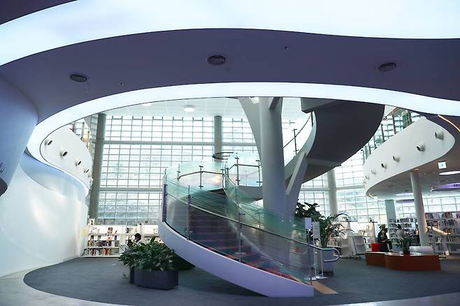 의정부 여행의 대명사로 떠오르고 있는 ‘의정부미술도서관’. 책과 문화, 예술이 어우러진 건축물로 개방감이 큰 공간이다. 박미향 기자