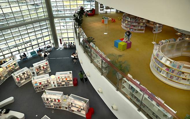 의정부 여행의 대명사로 떠오르고 있는 ‘의정부미술도서관’. 책과 문화, 예술이 어우러진 건축물로 개방감이 큰 공간이다. 박미향 기자