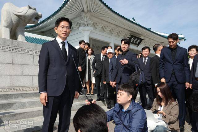 김문수 국민의힘 대선 후보가 4일 오전 서울 동작구 국립서울현충원을 찾아 현충탑 참배를 마친 뒤 취재진과 질의 응답을 하고 있다. 고영권 기자