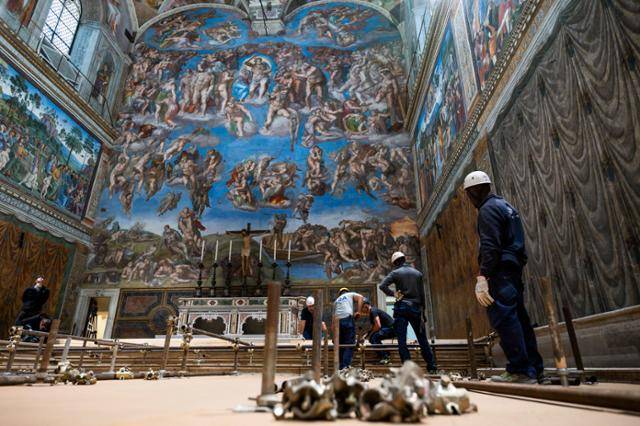 교황청이 3일 공개한 사진에 교황청 작업자들이 시스티나 성당에서 콘클라베(차기 교황 선출을 위한 추기경단 비밀 투표) 준비 작업을 하고 있다. 교황청 제공, 바티칸=AP 연합뉴스