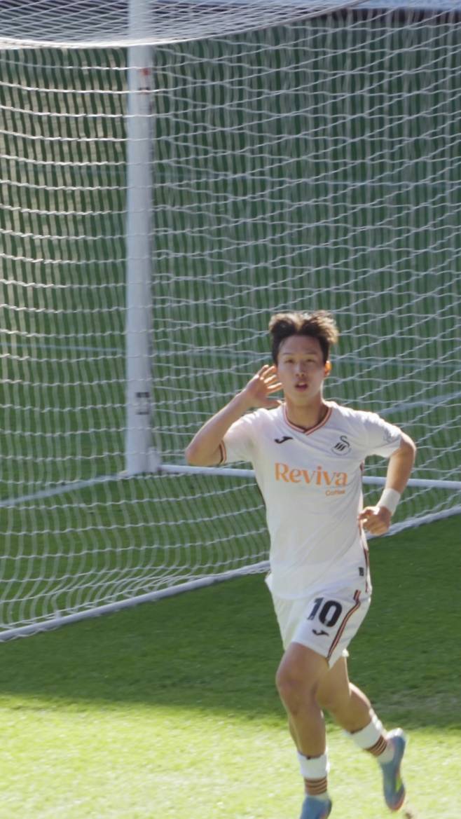 스완지 엄지성이 6일 스완지닷컴 스타디움에서 끝난 더비와의 챔피언십 40라운드서 선제 결승 골을 넣고 세리머니하고 있다. 사진=스완지 SNS