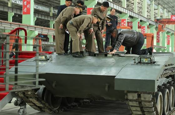 김정은 북한 국무위원장이 중요땅크(탱크)공장을 현지지도하고 생산실태와 현대화사업 정형(경과), 탱크 핵심기술 연구과제 수행 정형을 파악했다고 조선중앙통신이 4일 보도했다. 연합뉴스