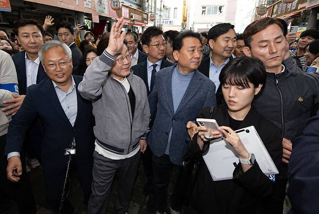 이재명 더불어민주당 대통령 후보가 지난 3일 오전 강원 양양군 양양시장에서 시민들에게 인사하고 있다. 뉴스1