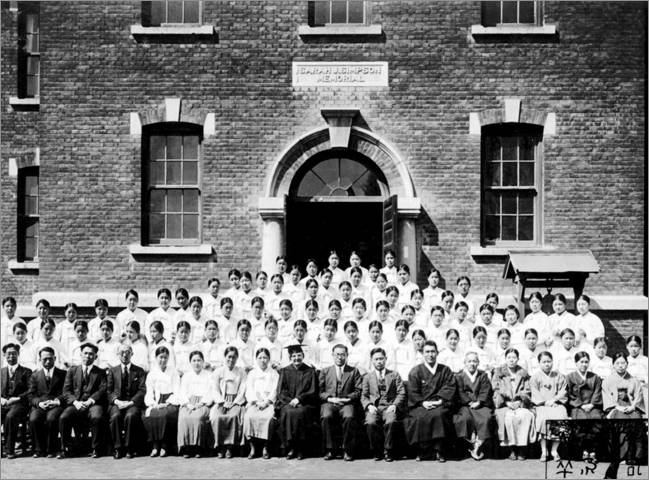 현재 이화박물관 건물로 사용되는 심슨기념관은 미국인 사라 J. 심슨(Sarah J. Simpson)이 위탁한 기금으로 1915년에 건립됐다. 2011년 박물관 외관을 원형 모습 그대로 복원 공사 후 재개관했다. 박물관 제공