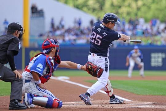 3일 경기에서 타격하는 두산 양의지.