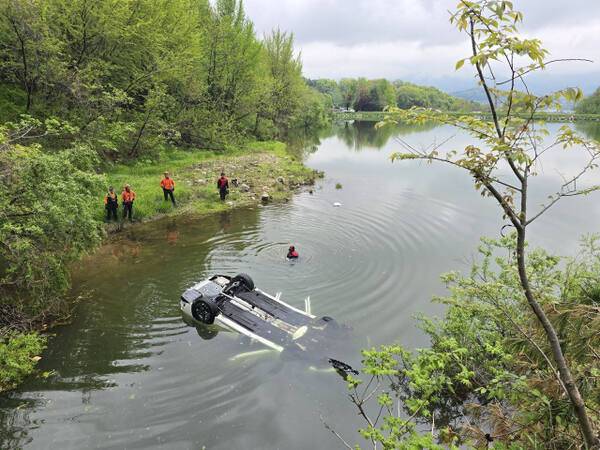 지난 3일 경기 용인 처인구 포곡읍 유실저수지에 승용차가 빠졌다./사진=경기도소방재난본부