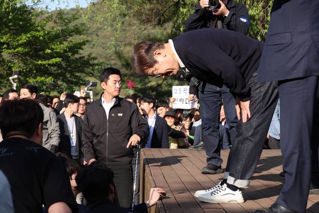 이재명 더불어민주당 대선 후보가 ‘골목골목 경청투어’ : 단양8경편‘에 나선 4일 충북 제천군 의림지를 찾아 충청 내륙 도민들에게 허리를 깊이 숙여 인사하고 있다. 연합뉴스
