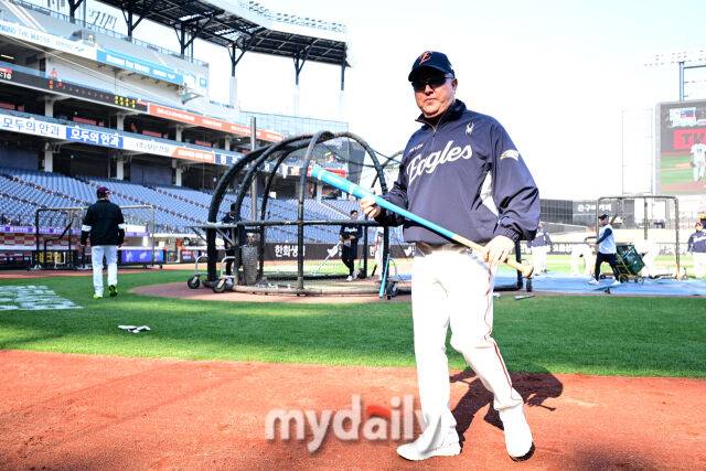2025년 4월 11일 오후 대전 한화생명 볼파크에서 진행된 '2025 신한 SOL뱅크 KBO 리그' 키움 히어로즈와 한화 이글스의 경기.한화 김경문 감독이 훈련 지도를 마치고 더그아웃으로 들어가고 있다./마이데일리