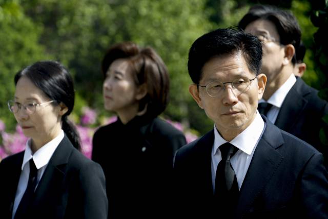 ▲국민의힘 김문수 대선 후보가 4일 서울 동작구 국립서울현충원 박정희 전 대통령 묘역을 방문해 참배하고 있다. ⓒ연합뉴스