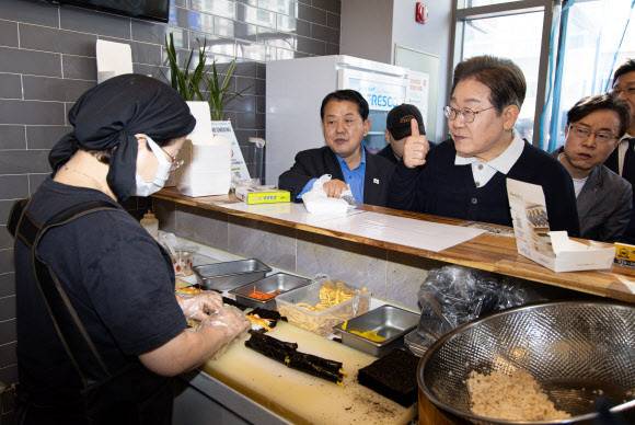 '골목골목 경청투어 : 단양팔경편'에 나선 이재명 더불어민주당 대통령 후보가 4일 경북 영주시 문정둔치에서 열린 2025 영주 한국선비문화축제장과 경북 예천군 도청 신도시에 위치한 분식점을 방문해 주민들의 의견을 청취하고 있다. 뉴스1