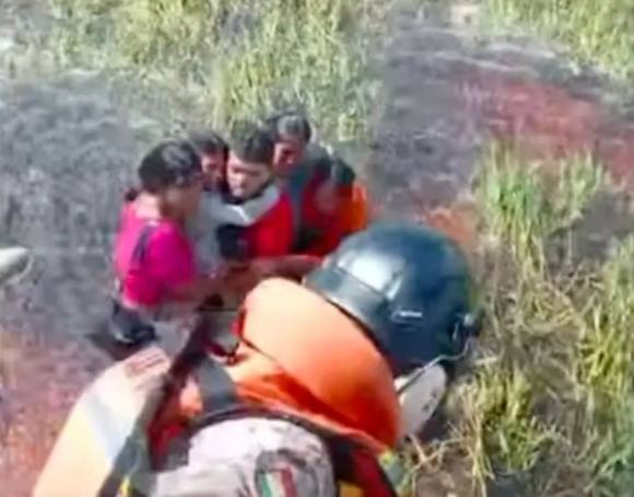 갑작스런 엔진 고장으로 볼리비아 아마존 늪지대에 비상 착륙한 소형 비행기 탑승자들이 36시간의 사투 끝에 구조대에 의해 안전하게 구출되고 있다. 볼리비아 국방부 페이스북