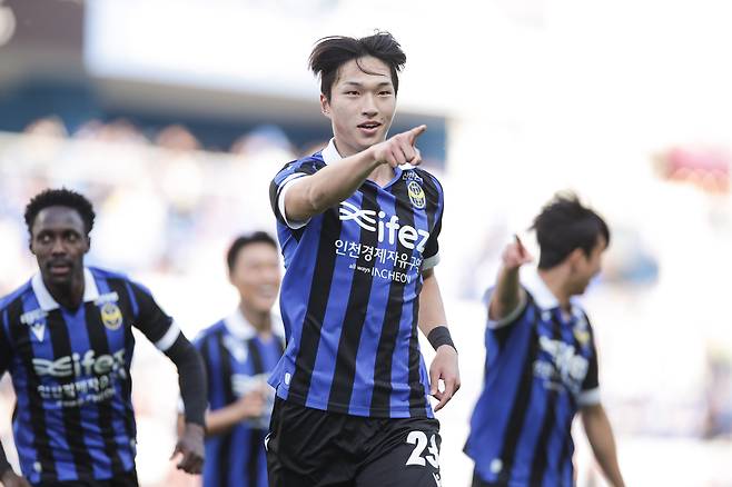 인천 박경섭이 프로 데뷔 골을 넣은 뒤 기뻐하고 있다. 프로축구연맹 제공