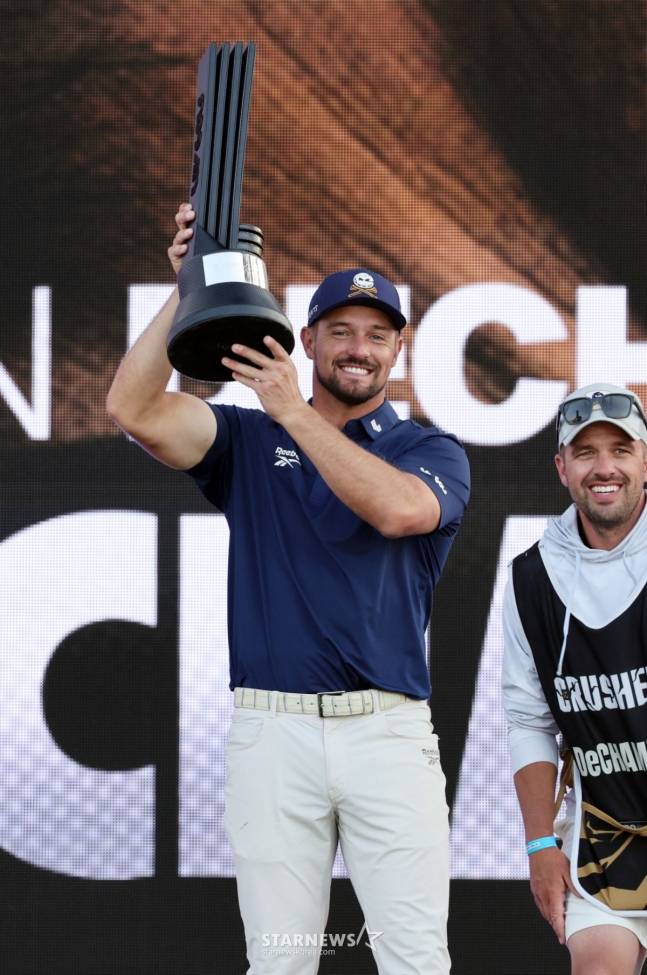 디섐보가 우승 트로피를 들어올리고 있다. /사진=임성균 기자