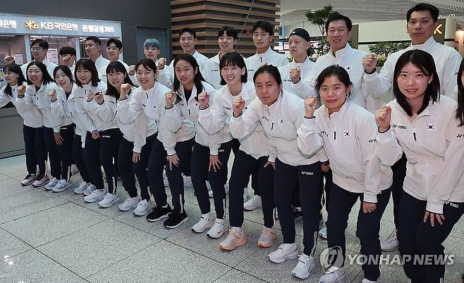 파이팅 외치는 배드민턴 국가대표팀 (영종도=연합뉴스) 서명곤 기자 = 24일 인천국제공항 2터미널에서 배드민턴 국가대표팀 박주봉 감독과 선수들이 세계혼합단체선수권대회(수디르만컵) 출전을 위해 출국에 앞서 기념촬영을 하고 있다. 2025.4.24 seephoto@yna.co.kr