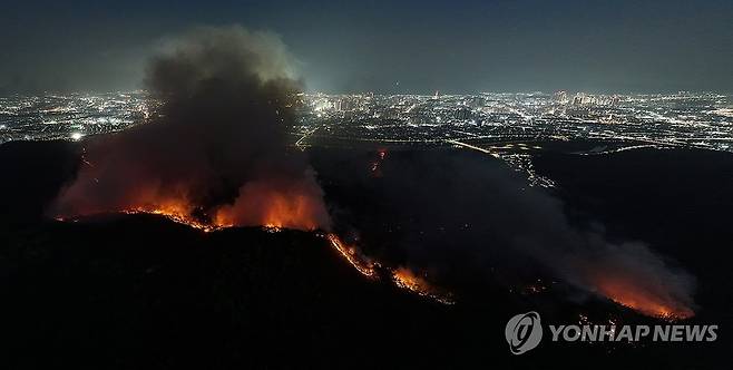 대구 도심 코앞에서 타오르는 산불 (대구=연합뉴스) 윤관식 기자 = 28일 오후 2시 1분께 대구 북구 노곡동 함지산에서 발생한 산불이 야간에도 확산하고 있다. 2025.4.28 psik@yna.co.kr