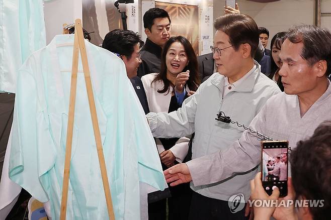 영주 선비문화축제장 찾은 이재명 후보 (영주=연합뉴스) 김주성 기자 = 더불어민주당 이재명 대선 후보가 대선을 한 달 앞둔 4일 '골목골목 경청투어 : 단양8경편' 첫 방문지인 경북 영주시 문정둔치에서 열린 한국선비문화축제장을 찾아 선비들의 의복 등 전시물을 둘러보고 있다. 2025.5.4 utzza@yna.co.kr