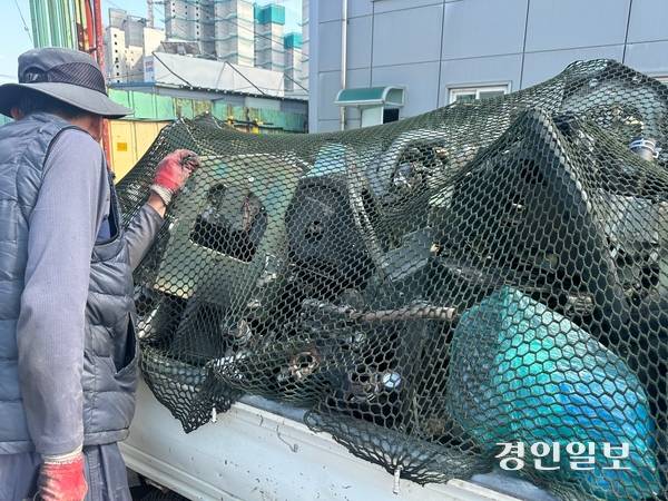 지난달 30일 불이 난 오산시 갈곶동의 고물상에서 일하는 한 직원이 1t 차량에 실려 온 고물을 살펴보고 있다. 2025.5.2 /목은수기자 wood@kyeongin.com