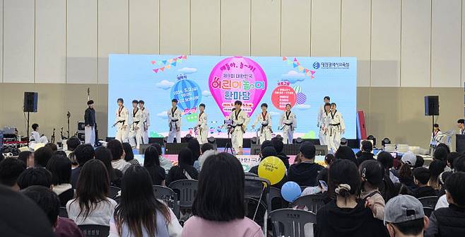 3일 대전컨벤션센터에서 열린 제9회 대한민국 어린이 놀이한마당에서 크레이지 태권도 시범단이 공연을 펼치고 있다. /사진=이은지 기자