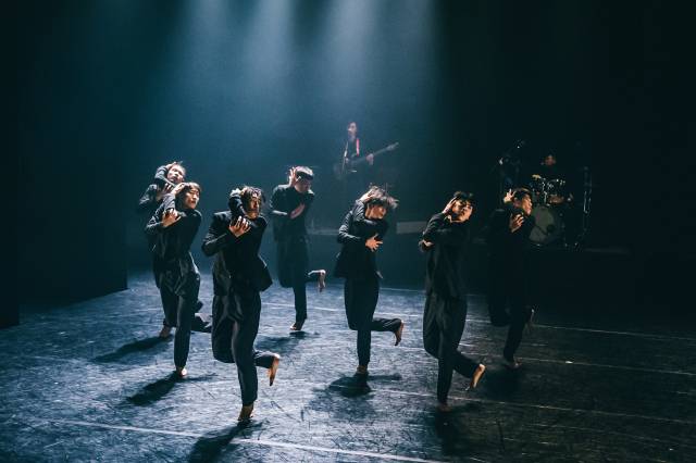 현대무용단 모던테이블의 다크니스 품바. 남성 무용수의 파워풀한 안무가 돋보인다. 영화의전당 제공