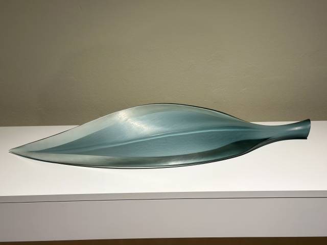 2025년 클레이아크김해미술관 특별 기획전 ‘유리: 빛과 불의 연금술’에 전시 중인 벤 에돌스&캐시 엘리엇 유리공예 작품. 김은영 기자