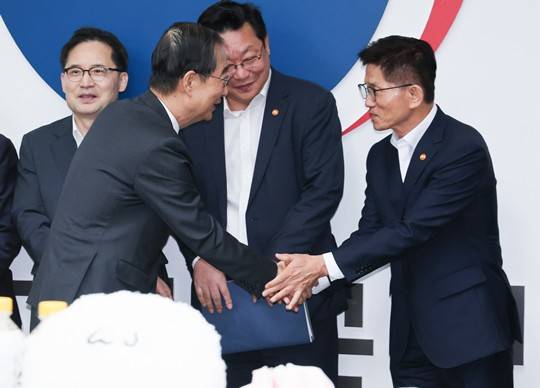 지난해 4월 서울 종로구 정부서울청사에서 열린 농수산식품 소비촉진 행사에서 인사하는 당시 한덕수 국무총리와 김문수 고용노동부 장관(사진/뉴스1).