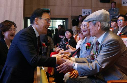지난해 어버이날 기념 행사에 참석했던 조성명 강남구청장 모습. (사진=강남구)