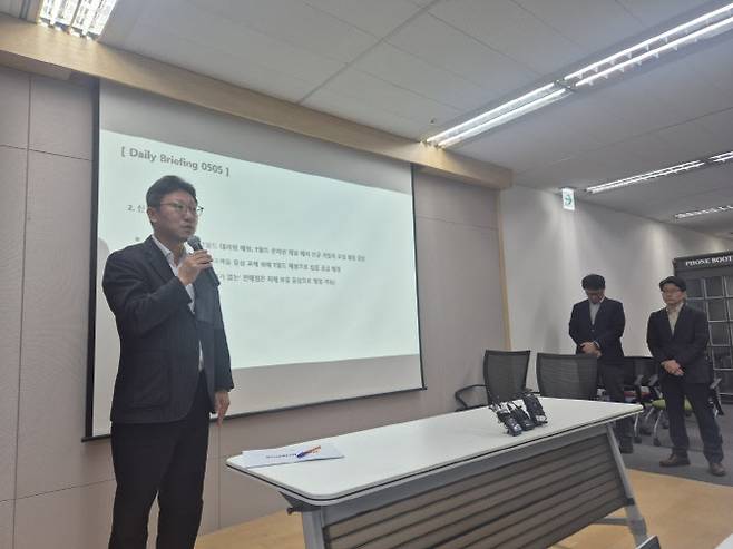 김희섭 SK텔레콤 PR실장이 5일 브리핑하고 있다.