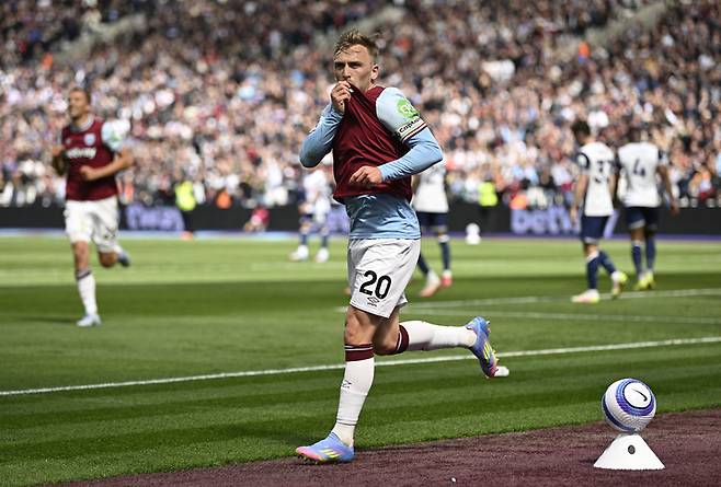 3일 영국 런던 스타디움에서 펼쳐진 토트넘과 경기에서 동점골을 넣은 뒤 세레머니하는 웨스트햄의 제로드 보웬