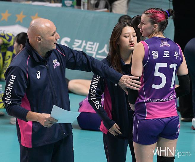 23-24시즌의 윌로우 존슨과 아본단자 감독