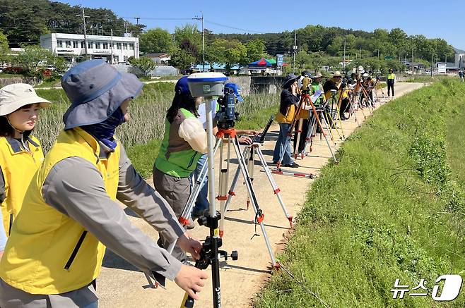 측량 장비를 활용한 현장 측량 실습 모습. (자료사진. 기사 내용과 관련 없음) /뉴스1 ⓒ News1