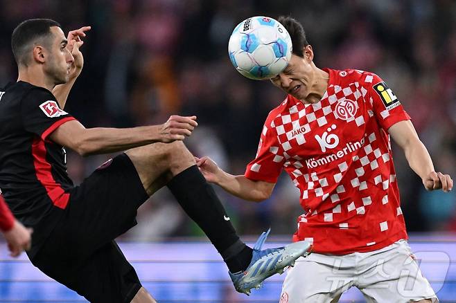 마인츠 이재성(오른쪽)은 5일(한국시간) 열린 2024-25 독일 분데스리가 프랑크푸르트전에서 81분을 소화했다. ⓒ AFP=뉴스1