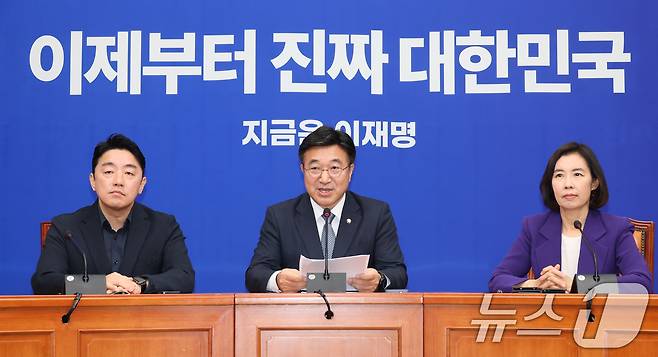 윤호중 더불어민주당 총괄선거대책본부장이 5일 오전 서울 여의도 국회에서 열린 기자간담회에 참석해 모두 발언하고 있다. 왼쪽부터 강훈식 수석부본부장, 윤 본부장, 박경미 대변인. 2025.5.5/뉴스1 ⓒ News1 안은나 기자