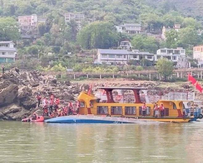 중국 남서부 구이저우의 한 관광지에서 유람선 전복 사고가 발생했다.(웨이보 캡처)