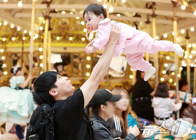 어린이날인 5일 서울 송파구 롯데월드 어드벤처를 찾은 가족 단위 방문객들이 즐거운 시간을 보내고 있다. 2025.5.5/뉴스1 ⓒ News1 김진환 기자