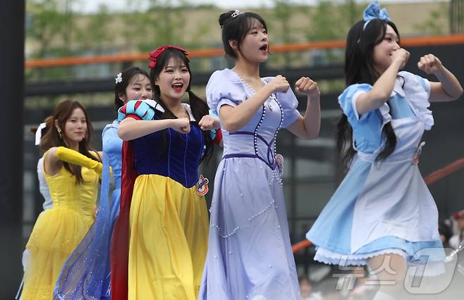 5일 대전 한화생명볼파크에서 열린 '2025 신한 SOL 뱅크 KBO리그' 프로야구 한화 이글스와 LG 트윈스 경기에서 한화 응원단이 어린이 날을 맞아 백설공주 등 디지니 캐락터로 분장하여 응원을 펼치고 있다. 2025.5.5/뉴스1 ⓒ News1 김기남 기자