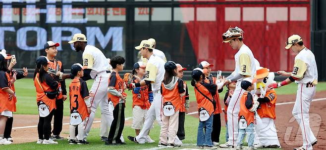 5일 대전 한화생명볼파크에서 열린 '2025 신한 SOL 뱅크 KBO리그' 프로야구 한화 이글스와 LG 트윈스 경기에서 한화 선수들이 어린이날 꿈돌이 유니폼을 입고 어린이 팬들 환영속에 경기장에 입장하고 있다 2025.5.5/뉴스1 ⓒ News1 김기남 기자