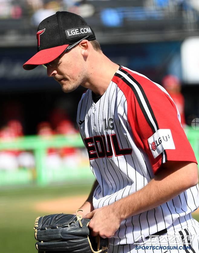 따뜻하게 자신을 맡아준 쌍둥이네 동료들을 향해 고개 숙인 코엔 윈.