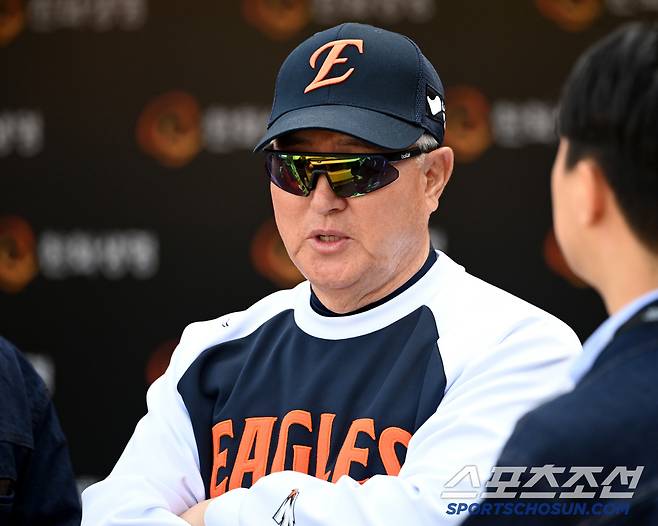 29일 대전한화생명볼파크에서 열린 LG와 한화의 경기, 한화 김경문 감독이 취재진과 이야기를 나누고 있다. 대전=허상욱 기자wook@sportschosun.com/2025.04.29/