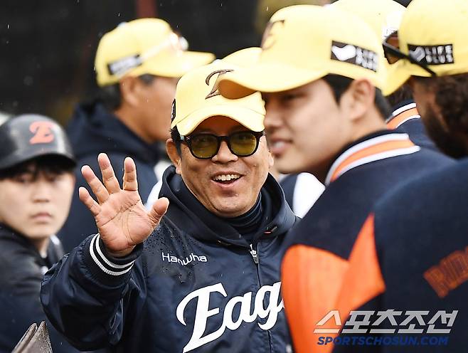 5일 대전 한화생명볼파크에서 열린 삼성-한화전. 7이닝 1실점으로 호투한 와이스를 향해 양상문 투수코치가 더 던지면 안된다며 손사래를 치고 있다. 대전=정재근 기자 cjg@sportschosun.com/2025..5.5/