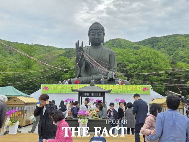 각원사 청동대불(좌불상)을 찾은 많은 시민들이 부처님 오신날을 경축했다./정효기 기자