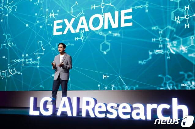 배경훈 LG AI연구원장이 2023년 7월 19일 서울 강서구 마곡 LG 사이언스파크에서 열린 'LG AI 토크 콘서트 2023'에서 엑사원을 발표하고 있다. (사진=뉴스1)